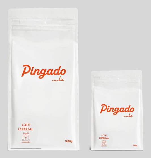 Comparação dos sacos de Café Pingado Especial de 1000g e 250g lado a lado