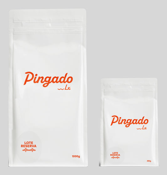 Comparação dos sacos de Café Pingado Reserva de 1000g e 250g lado a lado