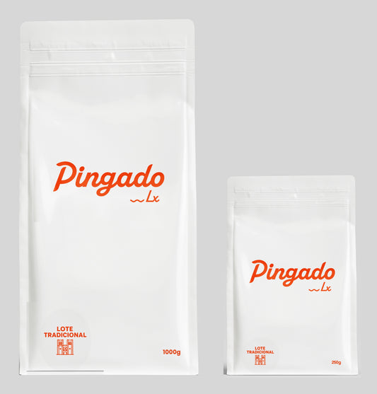 Comparação dos sacos de Café Pingado Tradicional de 1000g e 250g lado a lado